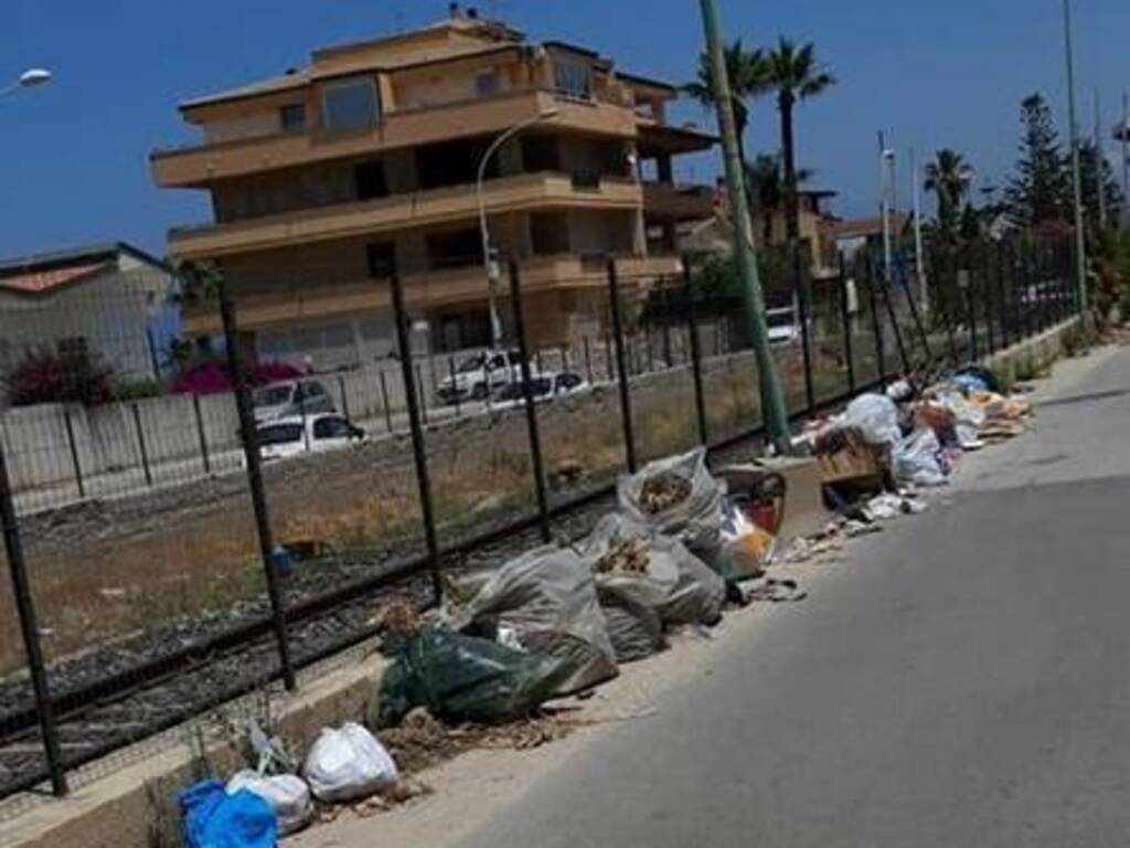 Alcamo marina abbandobno rifiuti in strada giugno 2019