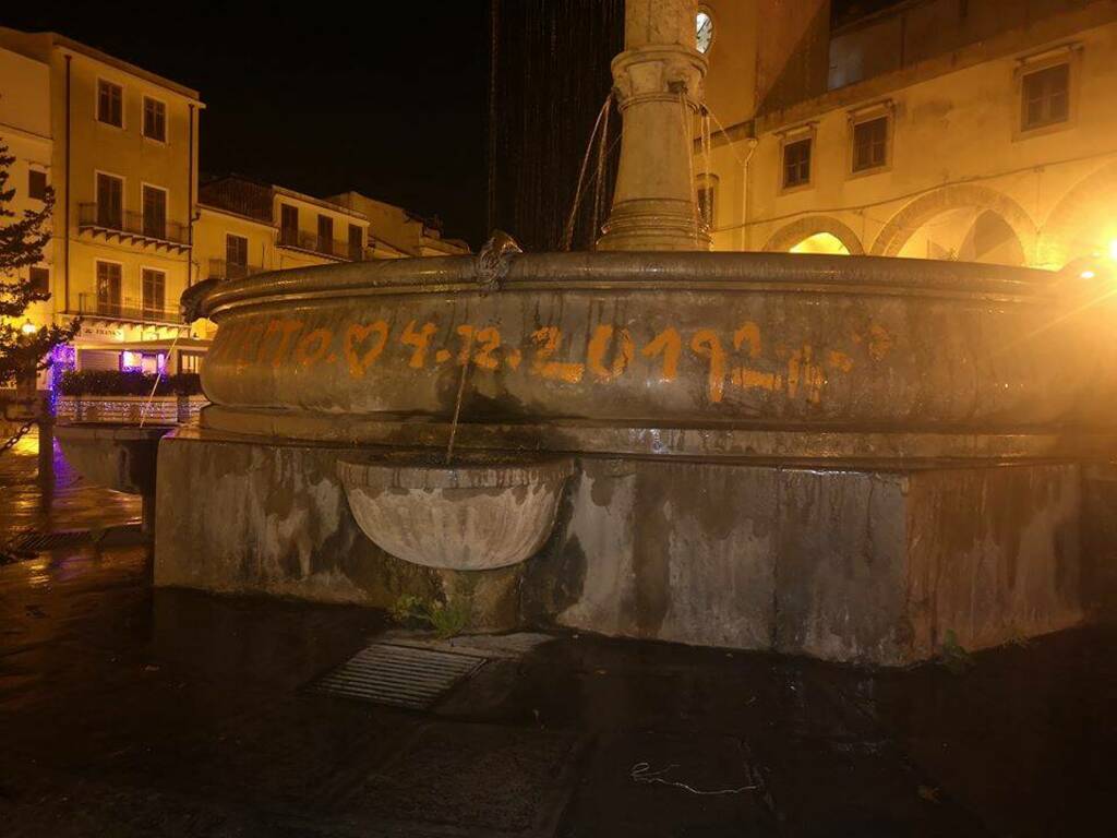 Carini imbrattata fontana piazza Duomo