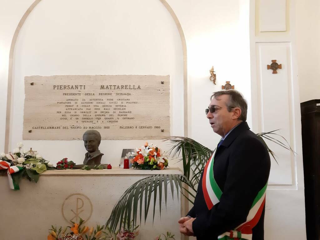 Castellammare sindaco Rizzo davanti tomba Piersanti Mattarella