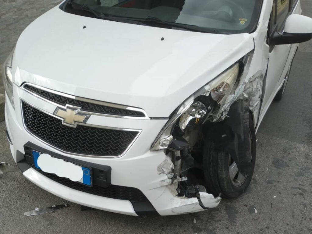 Alcamo via Gammara incidente frontale Punto Chevrolet senza patente (2)