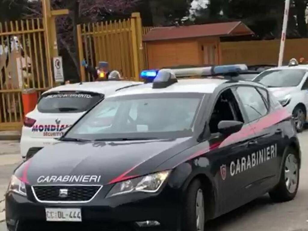 Partinico auto carabinieri davanti ospedale