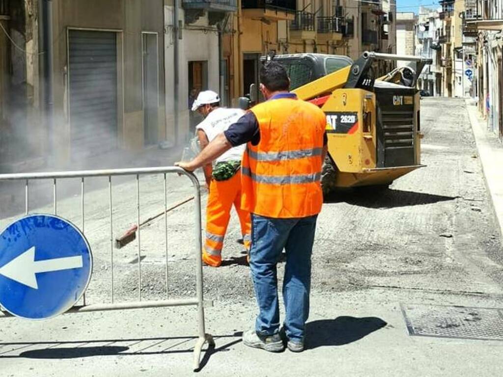 Alcamo lavori rifacimento asfalto via Ellera maggio 2020