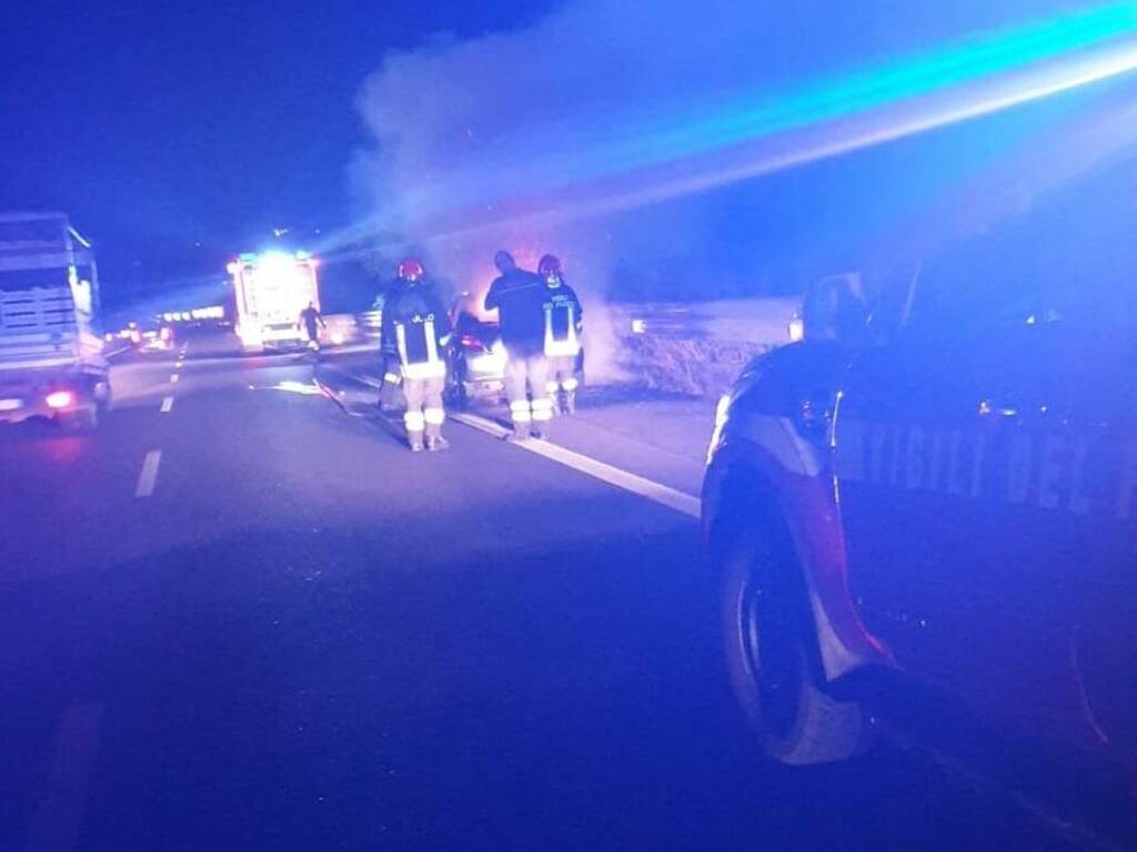 Terrasini-Cinisi incendio auto autostrada distrutta renault clio