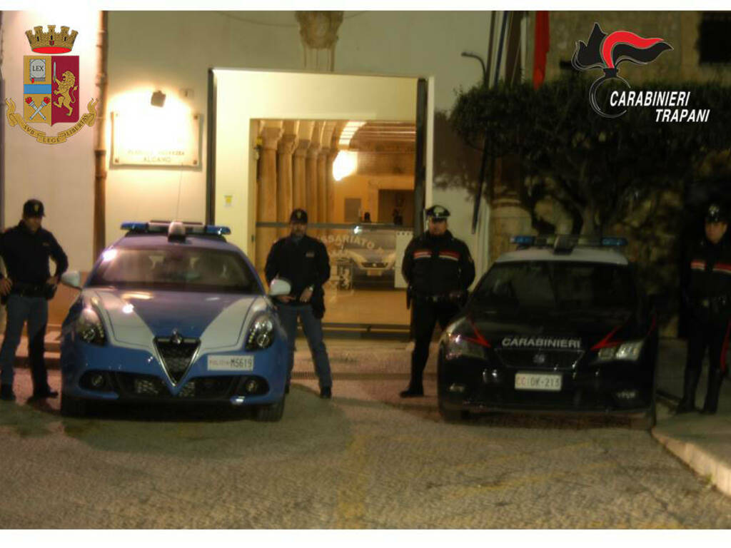 Alcamo polizia carabinieri davanti commissariato