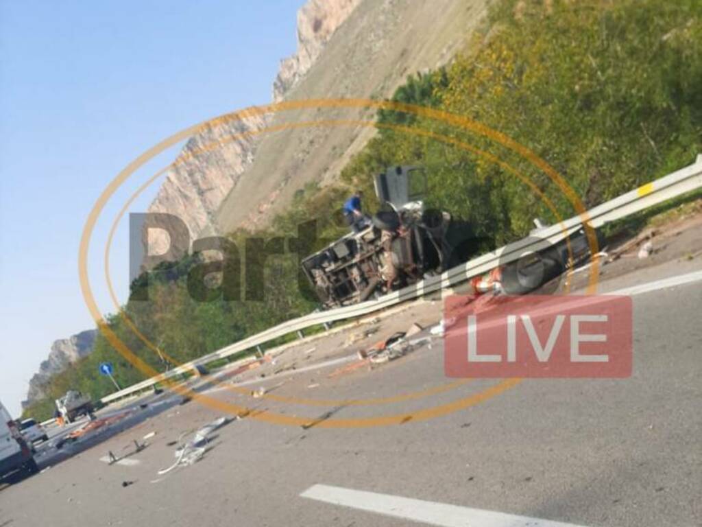 Montelepre Terrasini incidente mortale autostrada scontro autocarri