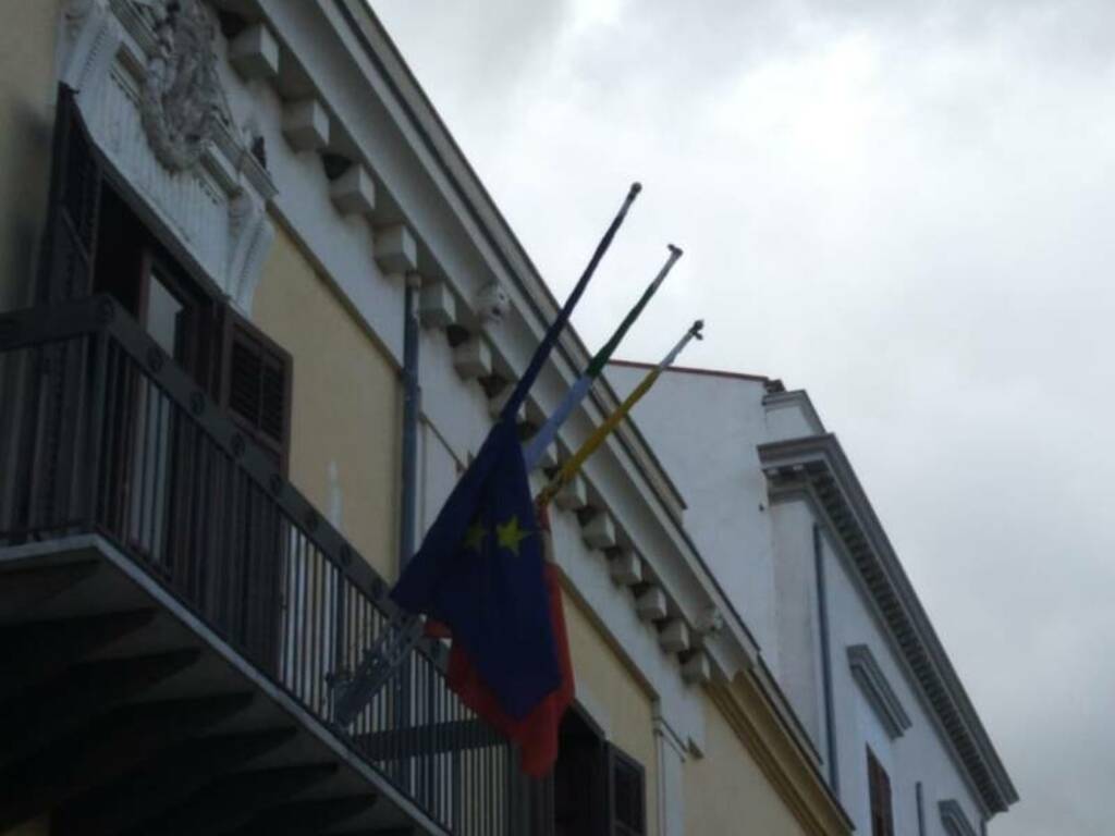 Partinico municipio bandiera mezz'asta ricordo vittime coronavirus (1)