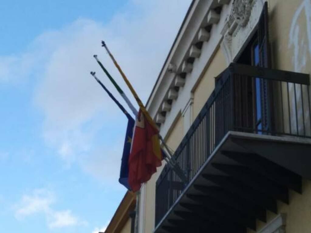 Partinico municipio bandiera mezz'asta ricordo vittime coronavirus (2)
