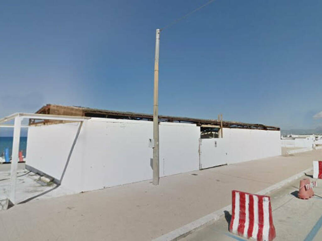 Castellammare immobile abusivo commerciale spiaggia Playa da demolire (2)