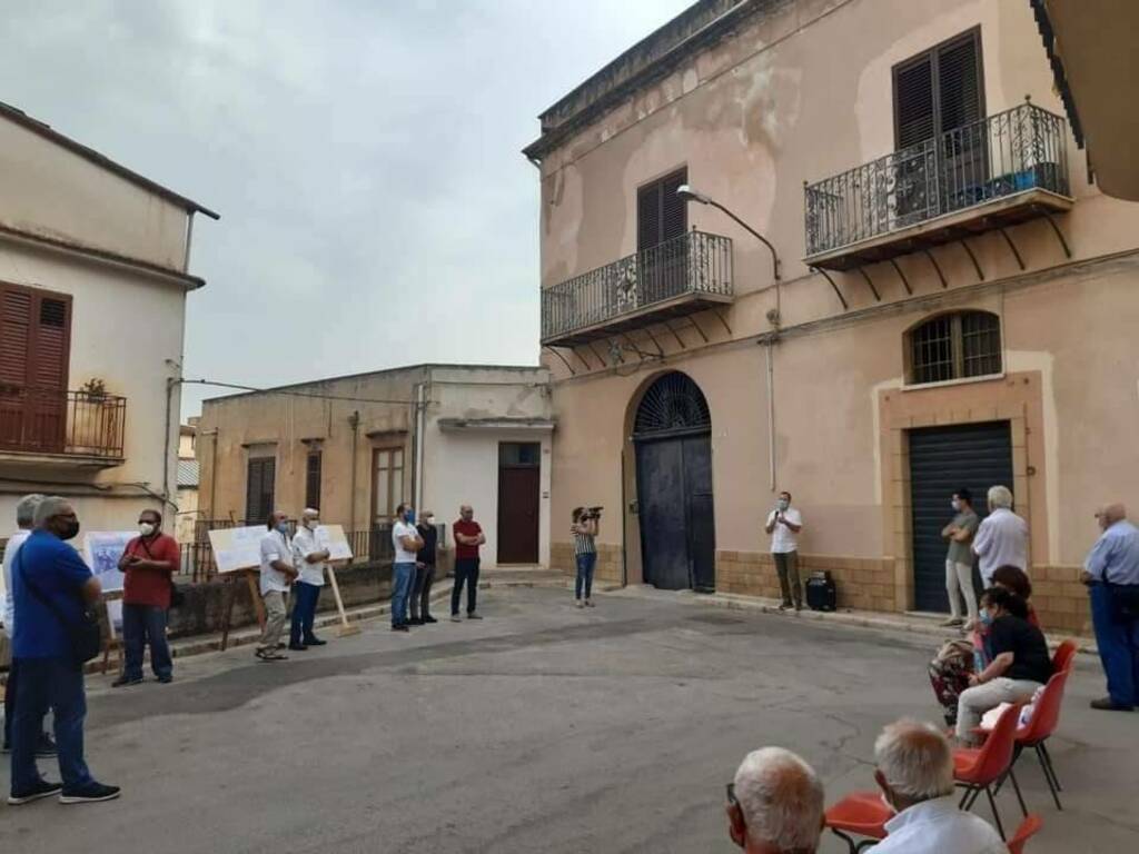 Partinico sit-in Largo Scalia ricordo 97° anniversario nascita Danilo Dolci (2)