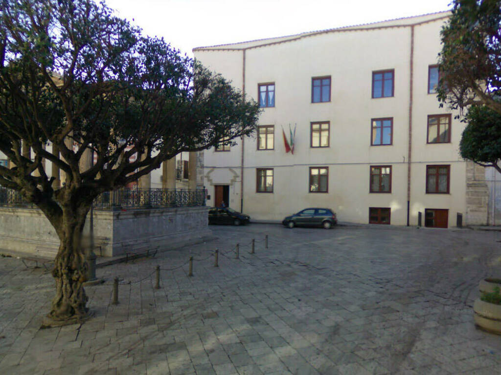Partinico uffici comunali piazza Garibaldi