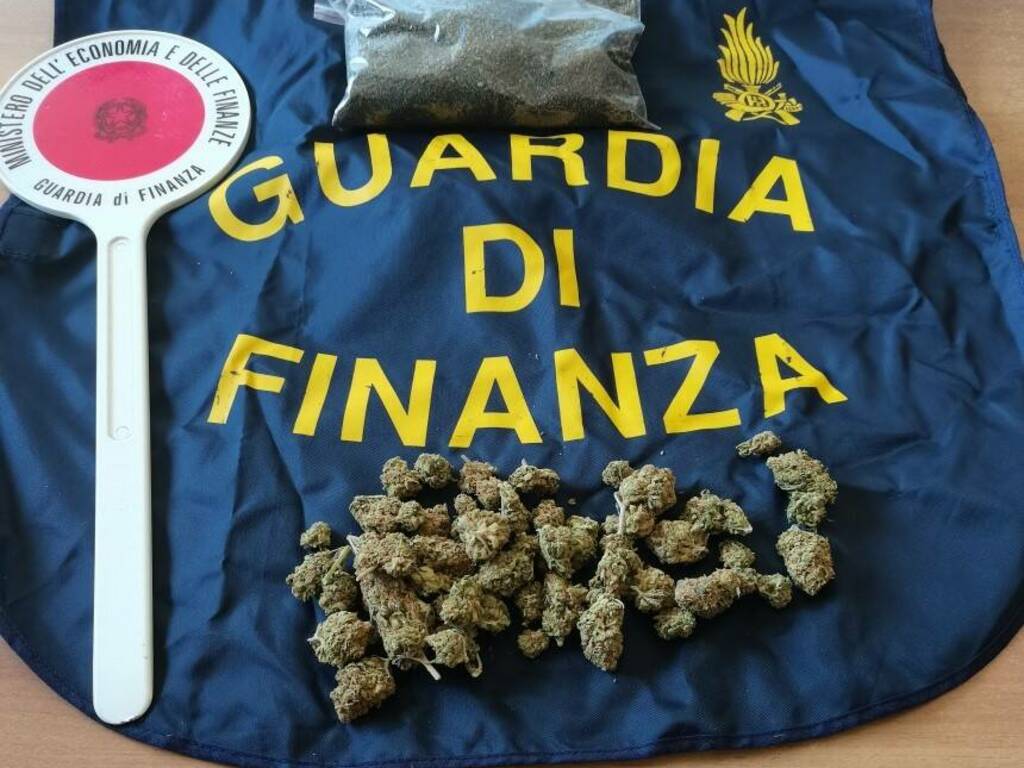 Carini finanza pacco 100 grammi droga marijuana in azienda trasporto merci agosto 2021