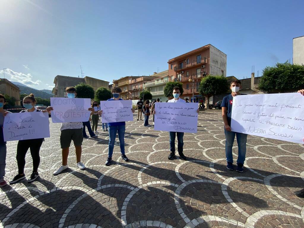 Partinico protesta studenti liceo piazza Parini 24-9-2021