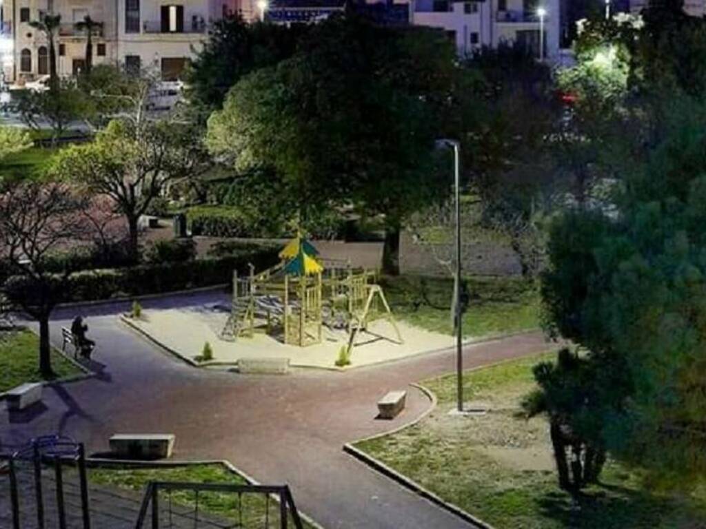 Alcamo serale parco giochi piazza della Repubblica