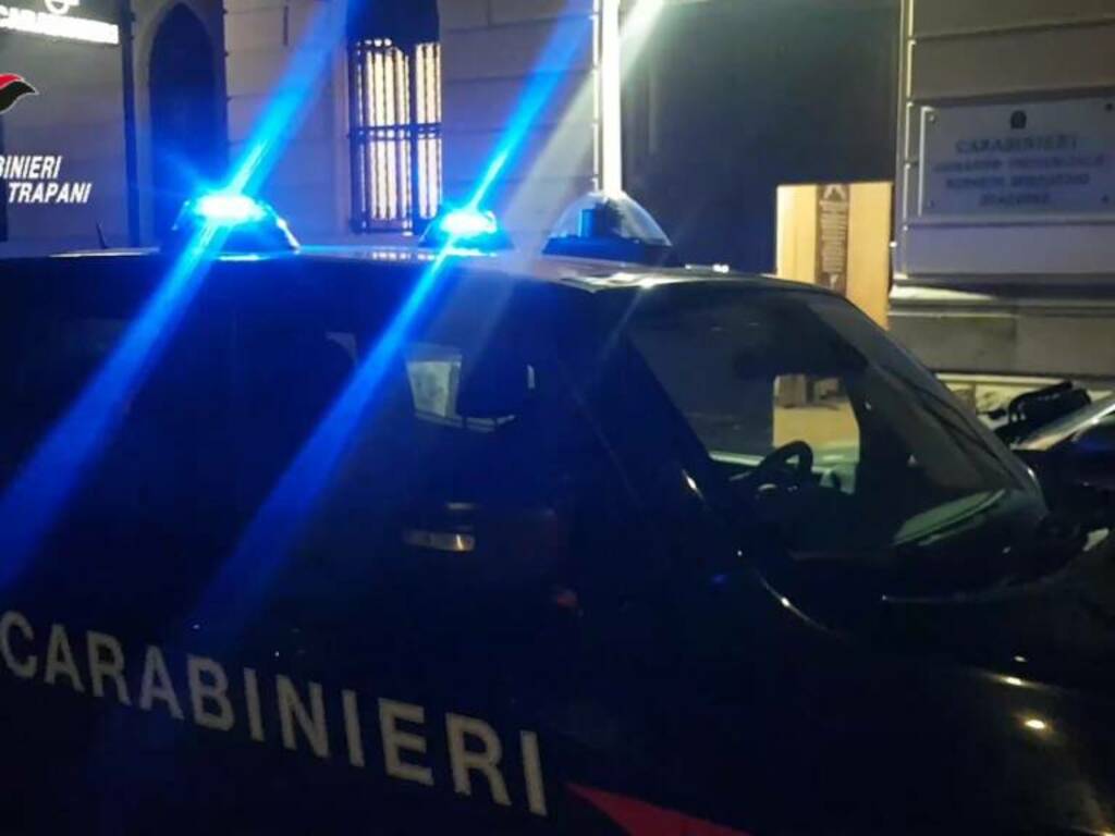 Alcamo carabinieri serale pattuglia davanti caserma