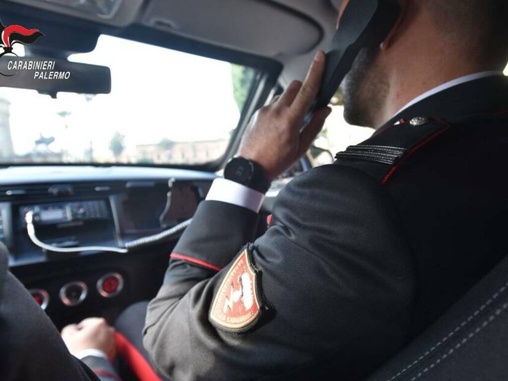 carabinieri dentro auto pattuglia
