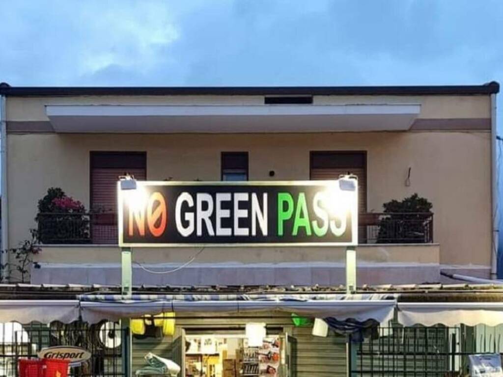 Carini negozio si chiama Mondo verde no green pass