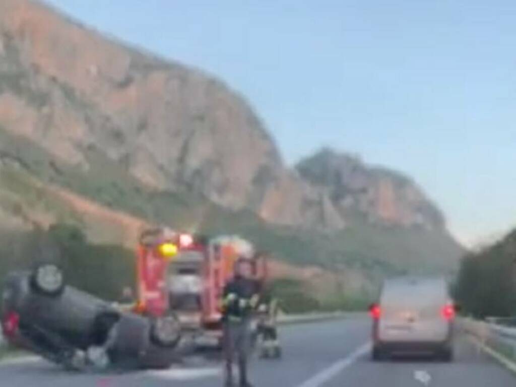 Partinico-Montelepre incidente autostrada auto ribaltata un ferito lieve 12-11-2021 (2)