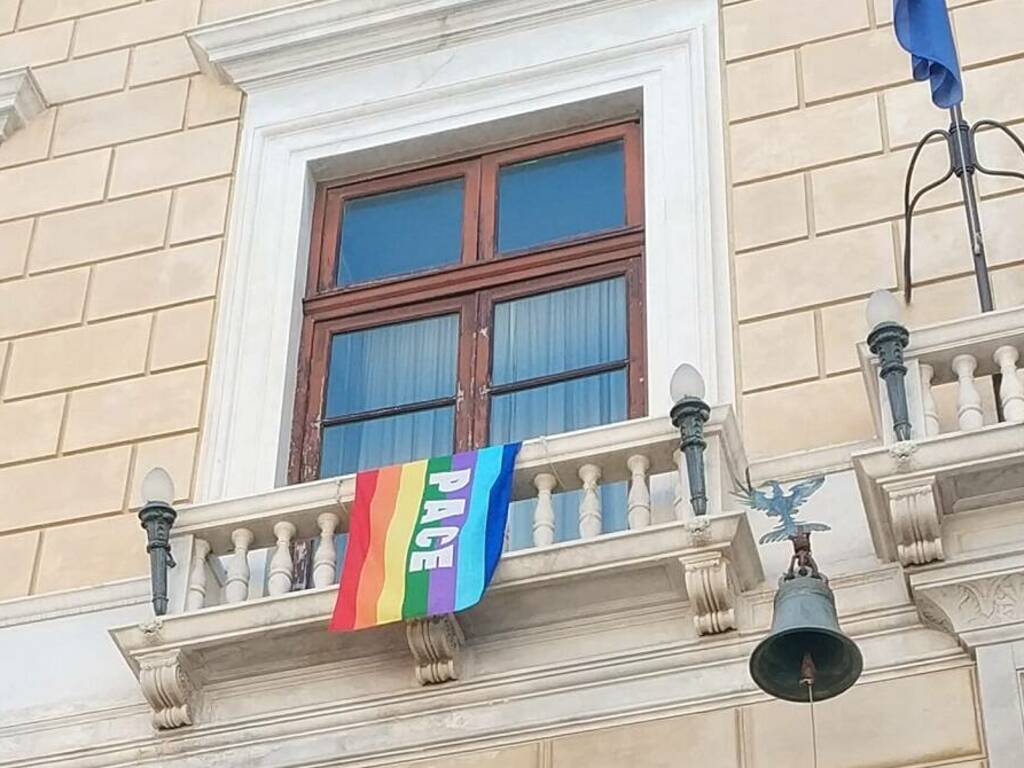 Palermo palazzo aquile bandiera della pace