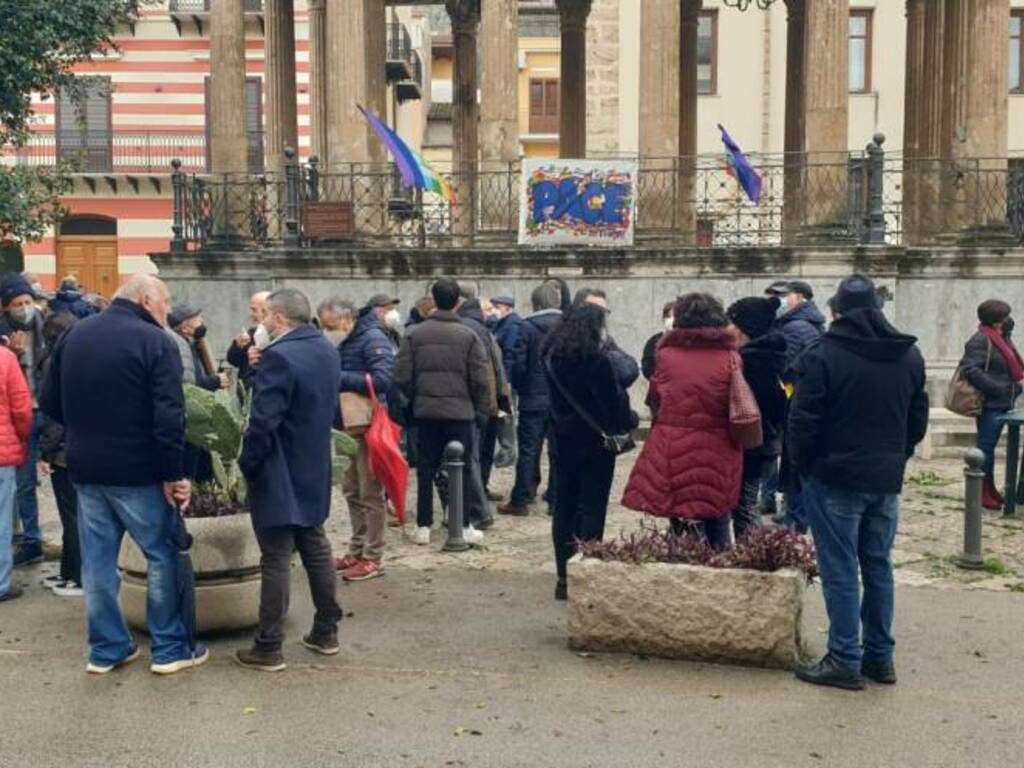 Partinico presidio piazza Garibaldi teatrino no guerra Ucraina 27-2-2022
