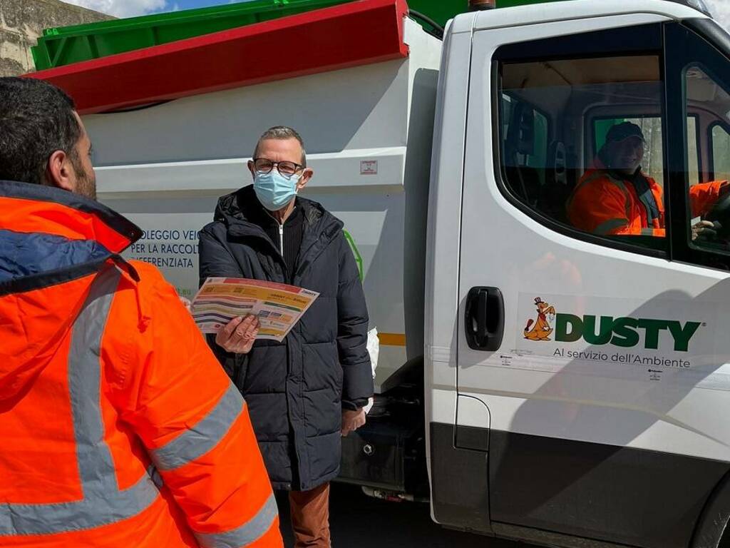 Partinico consegna nuovo calendario raccolta rifiuti porta a porta marzo 2022 (2)