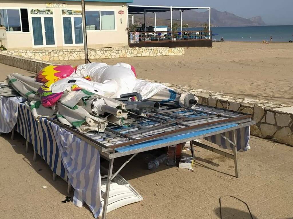 Castellammare baracche ambulanti abusivi sequestrate spiaggia Playa giugno 2022 (2)
