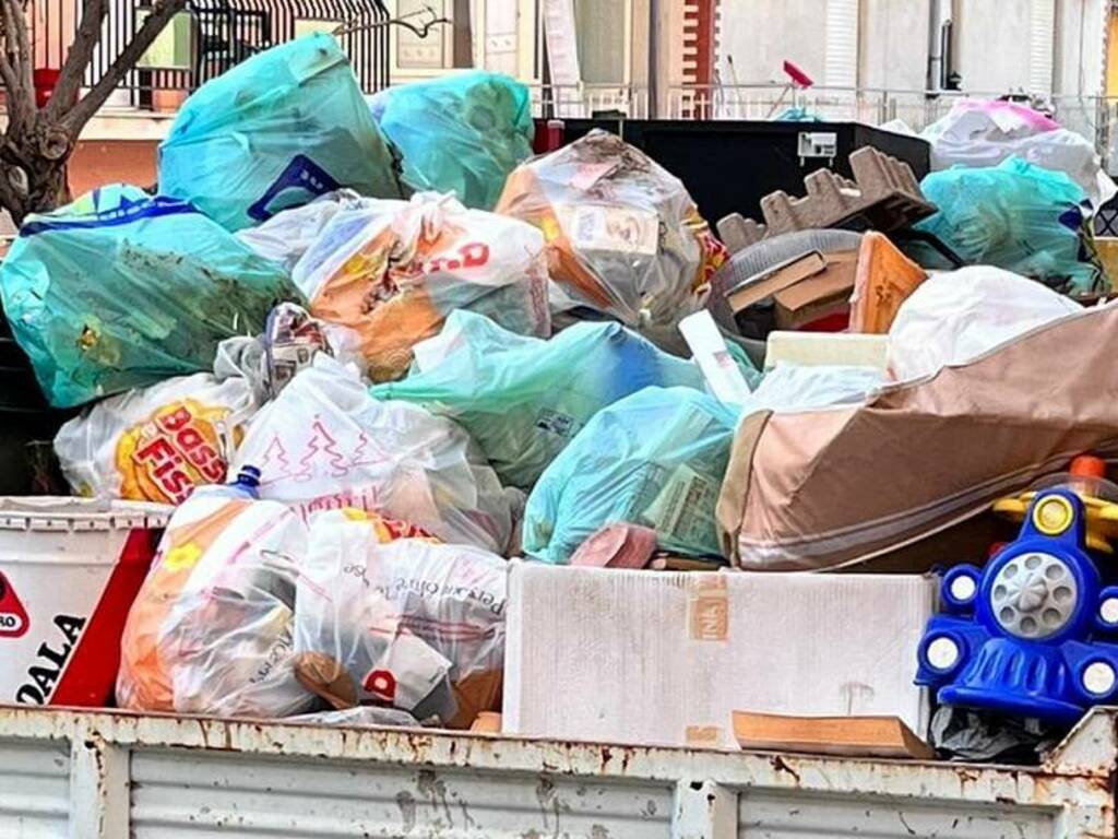 Carini furgone sequestro rifiuti non autorizzati luglio 2022 (1)