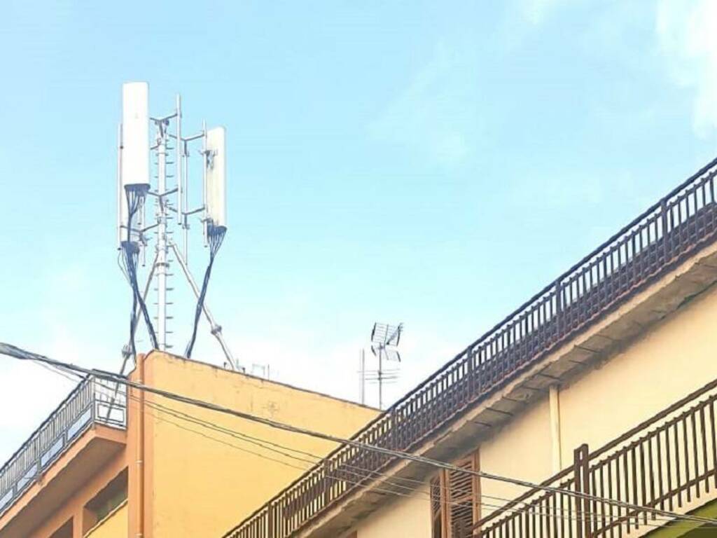 Partinico antenna telefonia via Bellini smontata 9-7-2022