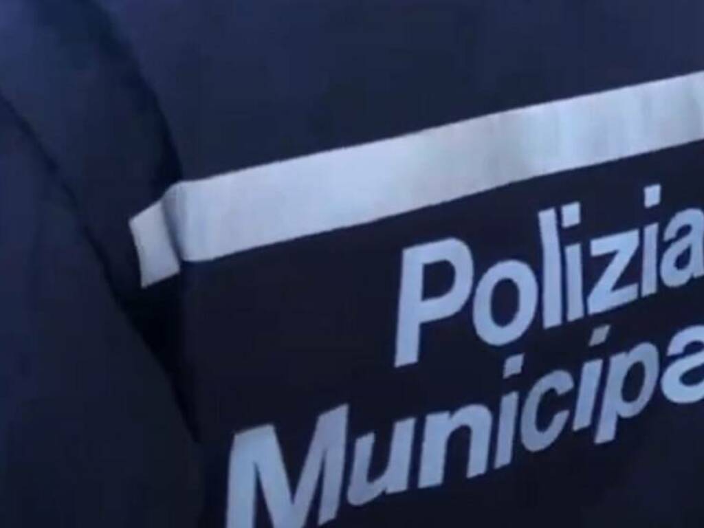 polizia municipale agente spalle (4)