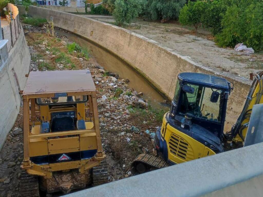 Alcamo marina interventi pulizia torrente Canalotto agosto 2022