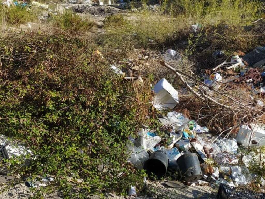 Castellammare discarica rifiuti via Moro settembre 2022 (2)