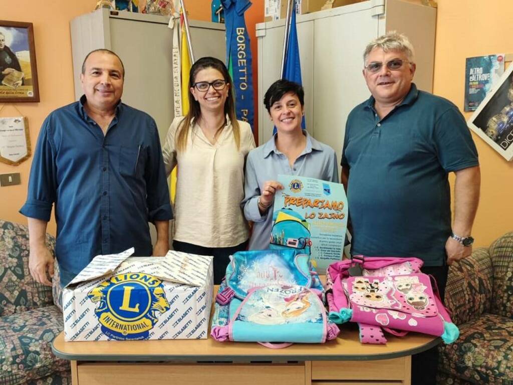 Partinico donazione lions zaini materiale didattico famiglie bisognose istituto comprensivo Partinico Borgetto settembre 2022