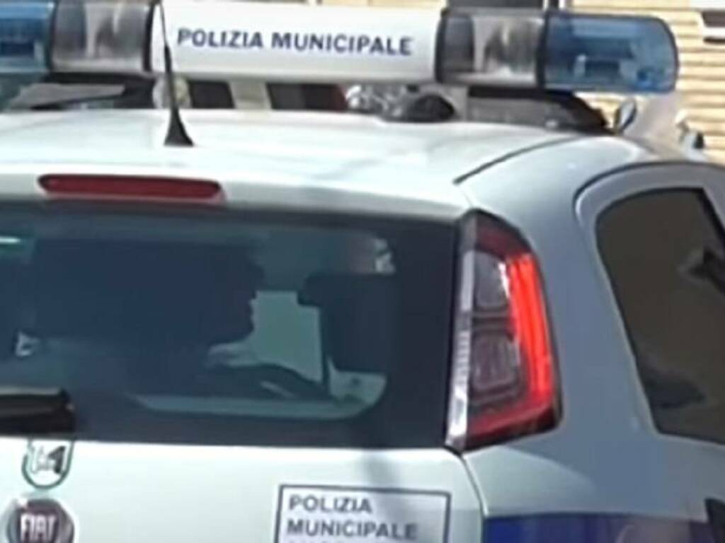 polizia municipale auto pattuglia