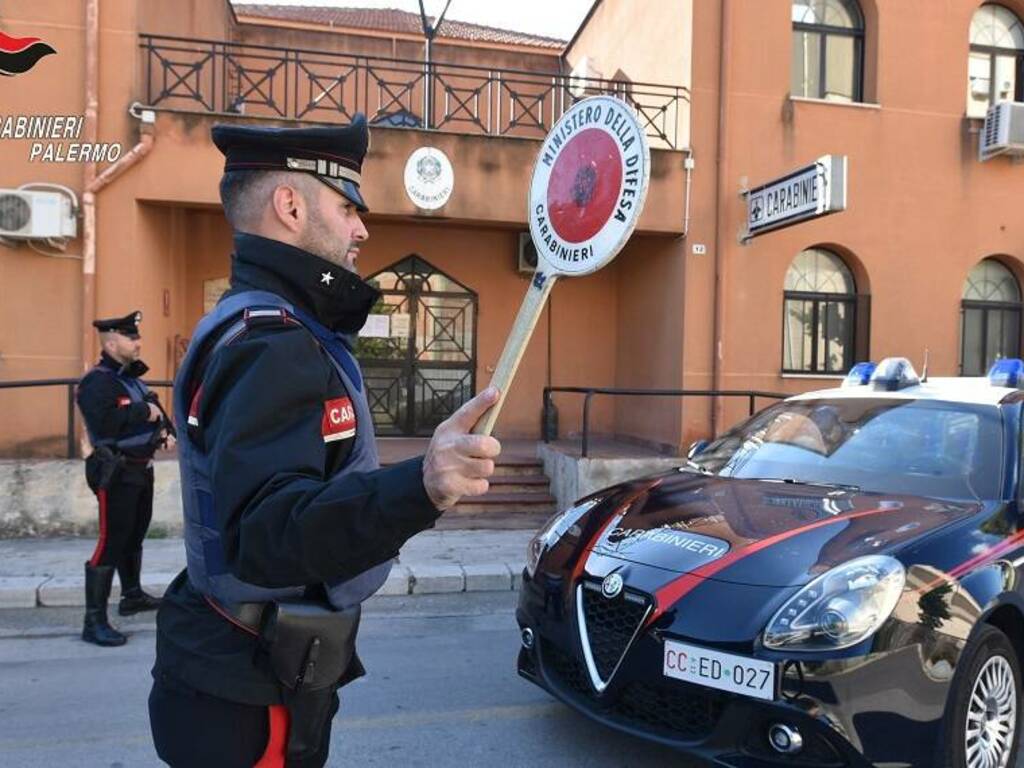 I carabinieri arrestano due persone che organizzavano intimidazioni contro una famiglia