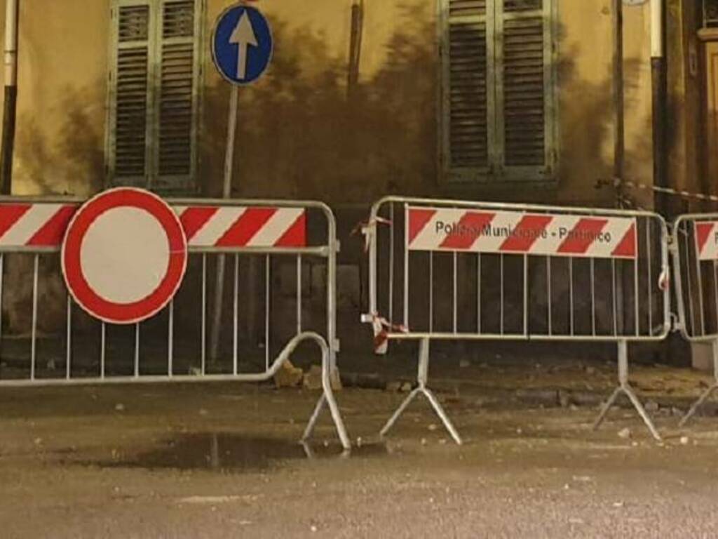 A Partinico crollo di cornicioni in piazza Umberto I