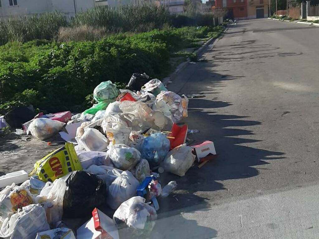 Partinico abbandono rifiuti strade case popolari zona Peep 27-12-2022