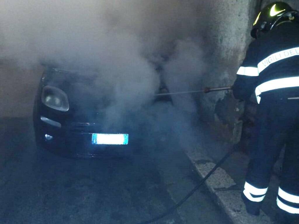 Partinico incendio auto commerciante via Cartari 28-12-2022 