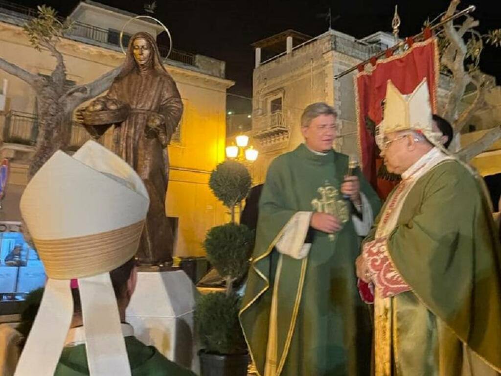 Benedetta la statua della santa Maria Santocanale a Cinisi in piazza Venuti alla presenza di alti prelati e della comunità