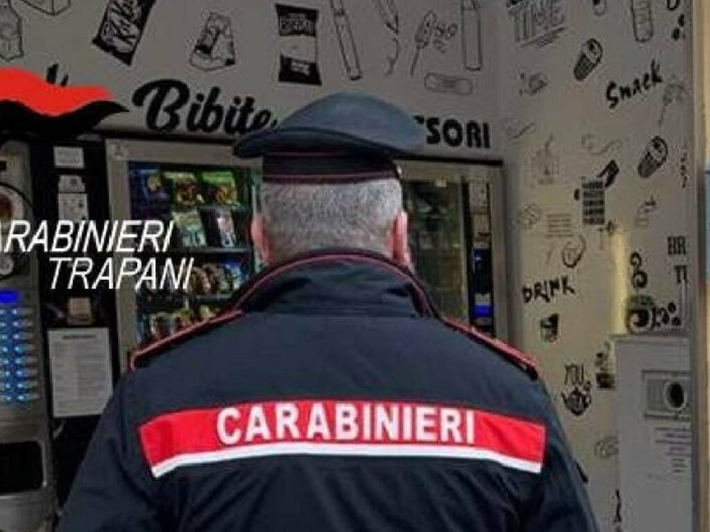 I carabinieri riescono a risalire all’identità di un ladro di merendine che nel 2022 riuscì a razziare diversi distributori  