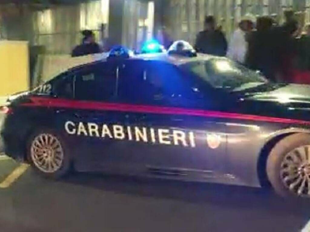In tre con un’auto hanno investito due carabinieri che avevano imposto l’alt ad un posto di blocco, inseguiti ed arrestati