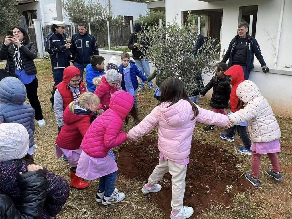 Comune e scuole a Terrasini hanno ricordato le vittime di mafia simbolicamente piantumando due alberi di ulivo