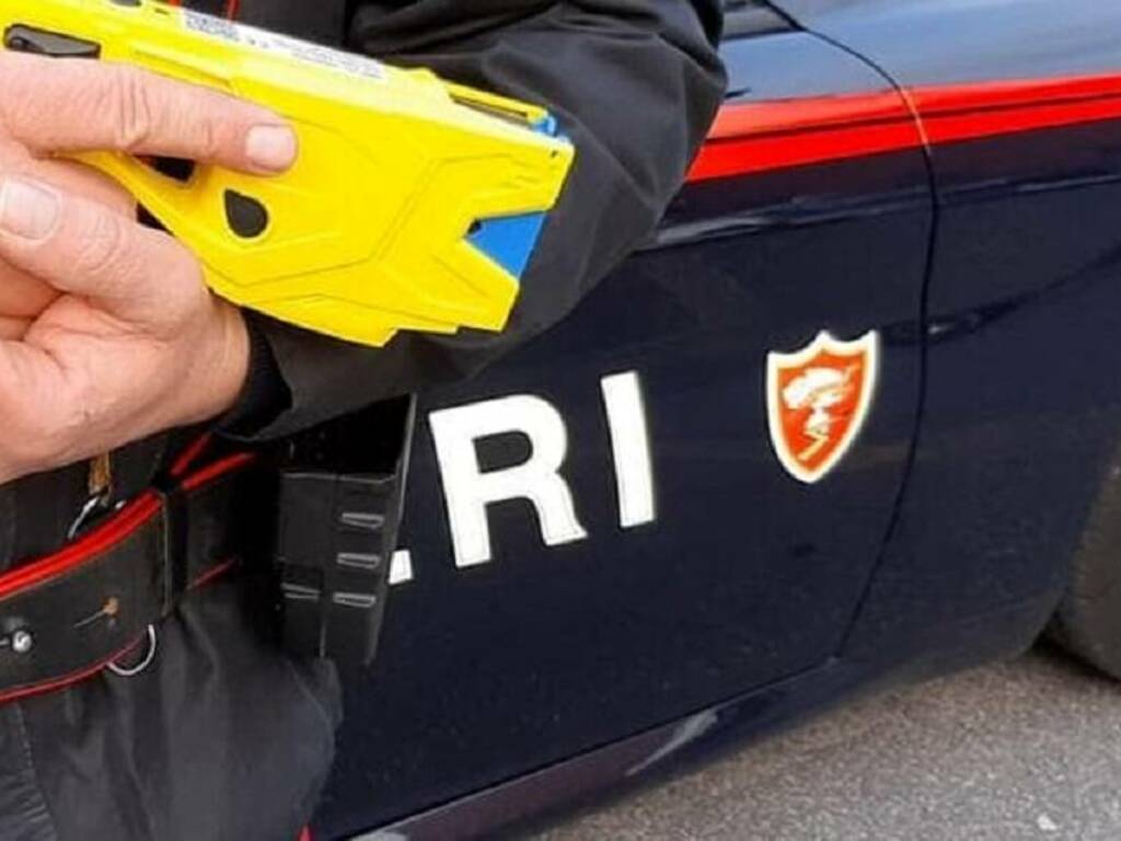 I carabinieri di Alcamo arrestano giovane violento durante una lite con l’ex, per fermarlo necessaria una scarica elettrica col taser 
