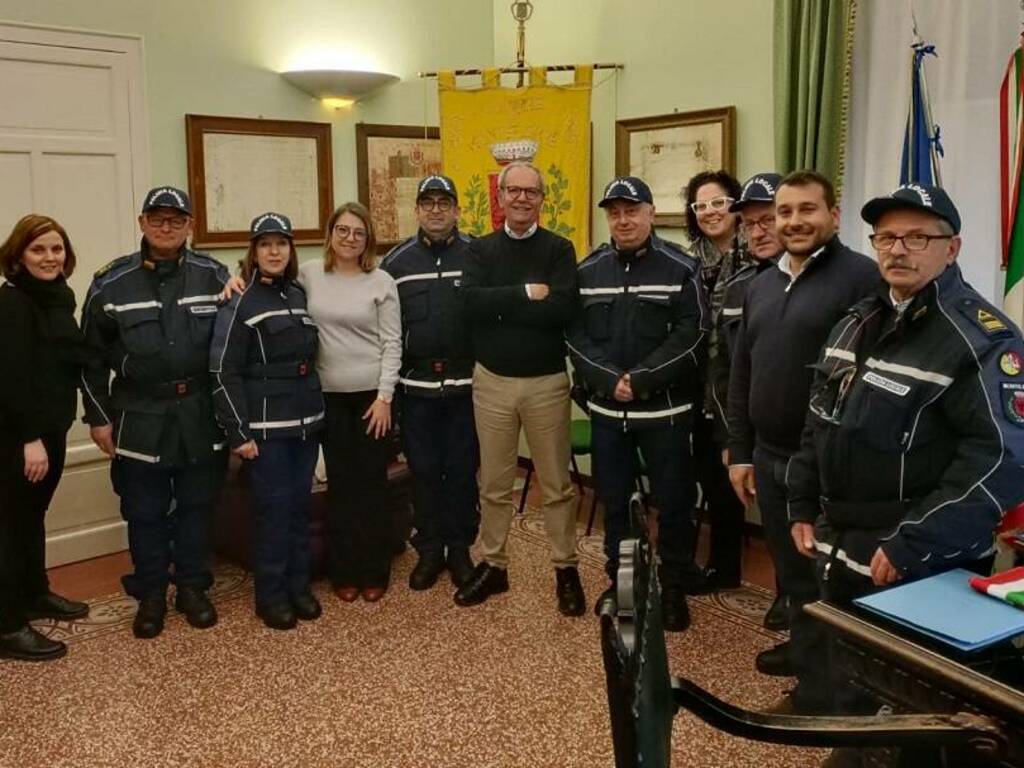 Il Comune di Montelepre distribuisce finalmente le nuove divise alla polizia municipale dopo ben 15 anni dall’ultima fornitura 