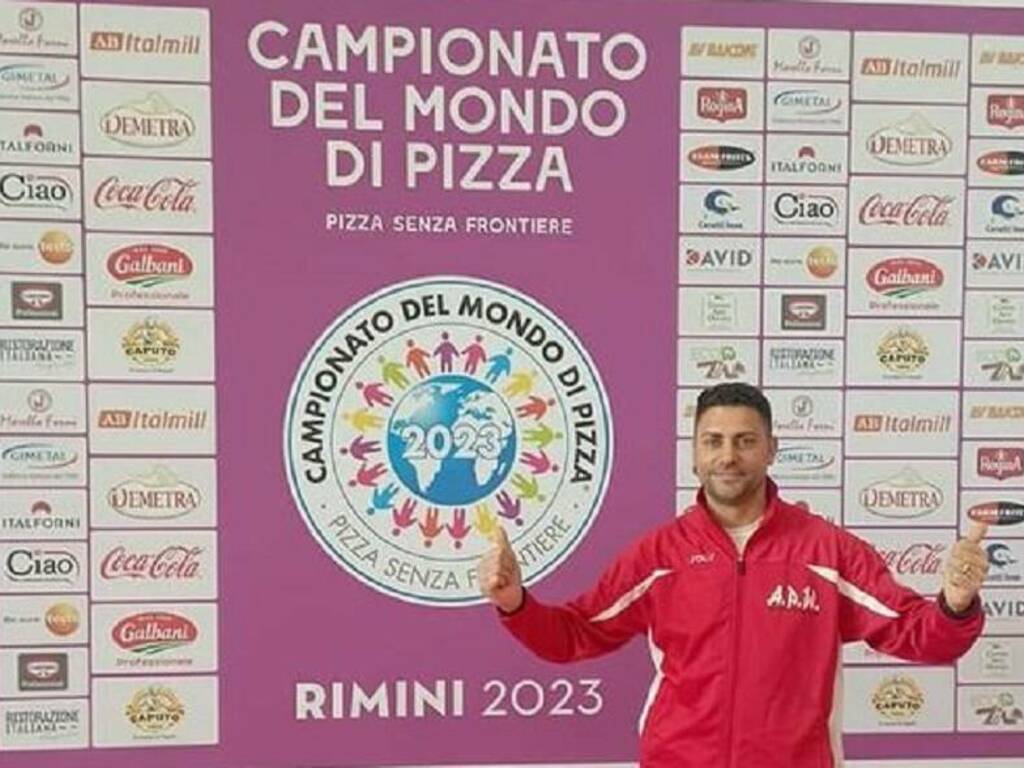Il mastro pizzaiolo Duilio Armetta di laurea vice campione del mondo nella velocità di allargare i dischi di pasta 