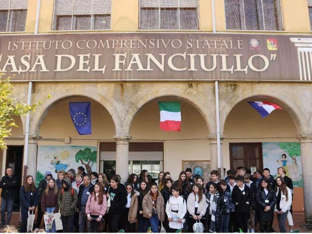 In visita a Partinico studenti di 4 paesi europei nell’ambito di un progetto Erasmus per scambi culturali e conoscenza dell’inglese 