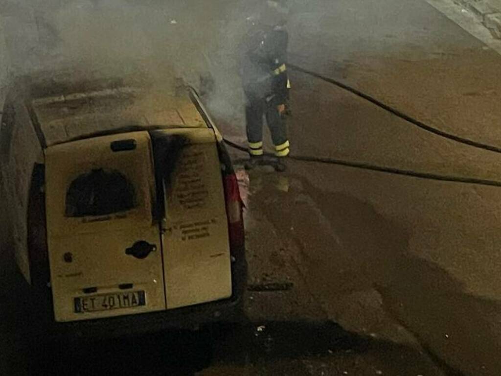 Incendio al furgone di un panificio a Partinico in via Sanzio, indagano i carabinieri per cercare di capire le cause del rogo 