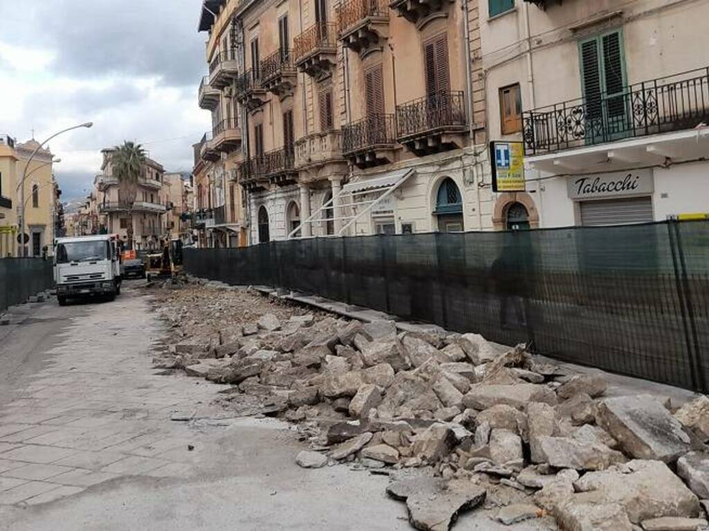 A regime il cantiere di riqualificazione del II stralcio del centro storico di Partinico, in via di rimozione le basole di corso dei Mille