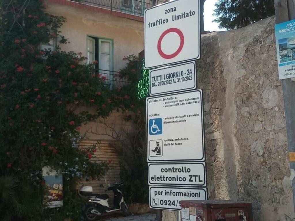 Al borgo di Scopello torna la Ztl, come ogni estate: divieto di accesso ai veicoli 24 ore su 24 con varco attivato all’ingresso 