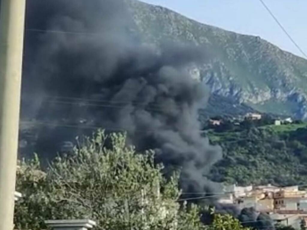 Fuoco e paura per un violento incendio esploso oggi pomeriggio a Borgetto in via Corsitti, il rogo devasta una ditta edile