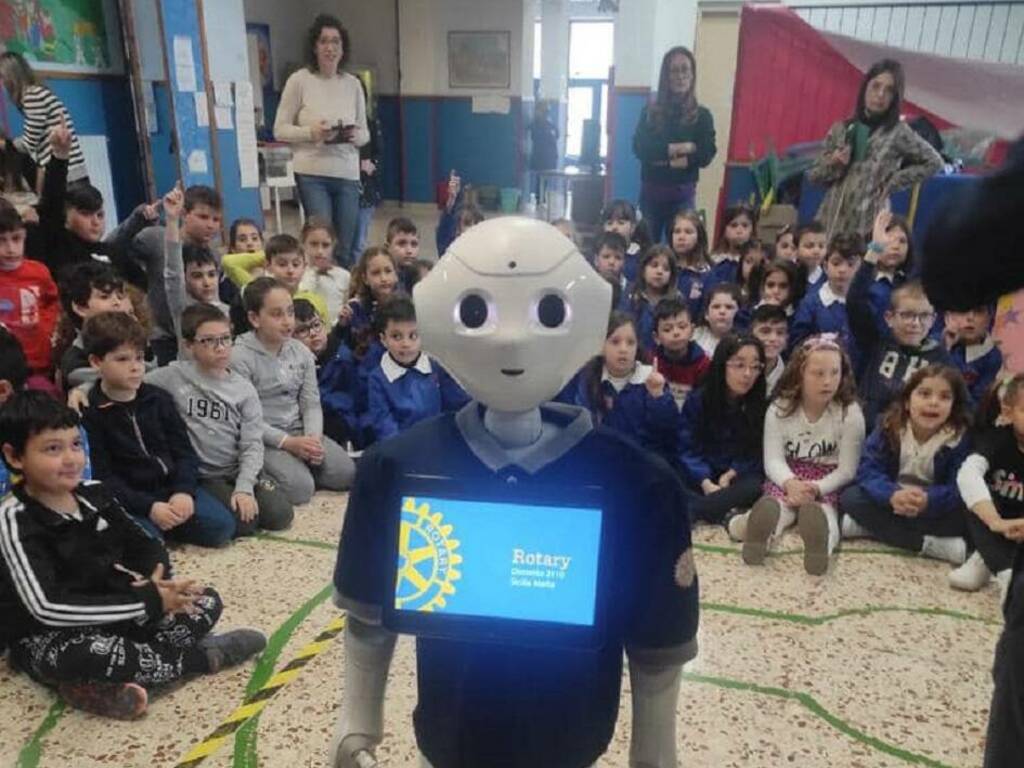 Gli alunni di Terrasini coinvolti in progetto sull’intelligenza artificiale, incontro con il robot Paul