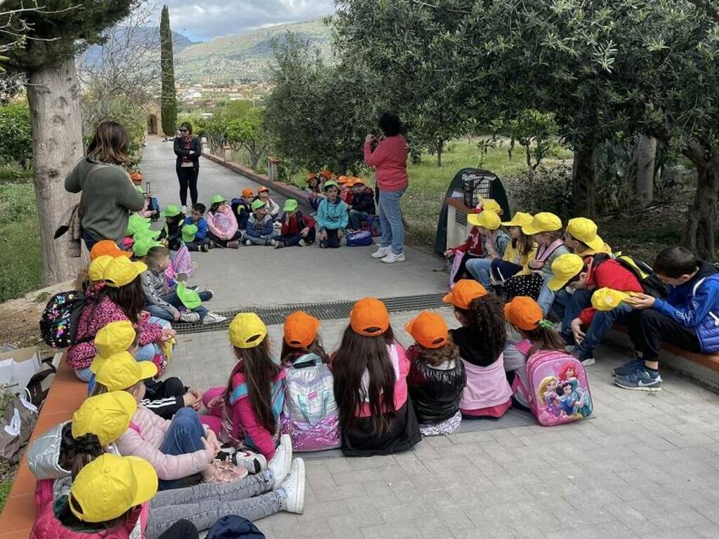 I bambini a Borgetto coinvolti nella “giornata della terra”, a lezioni su come salvaguardare l’ambiente con la raccolta differenziata 